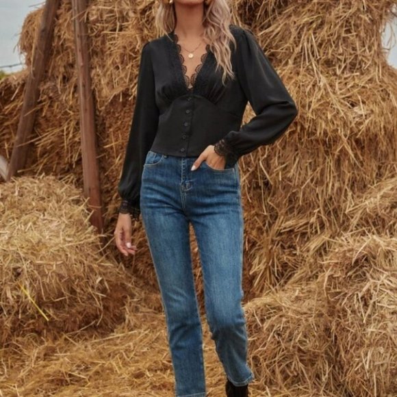 Button Down Blouse with lace details - Picture 2 of 8